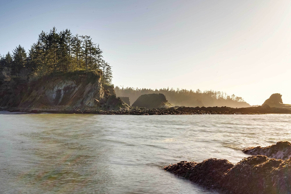 Fishermen's Paradise in Coos Bay: Walk to Beach!