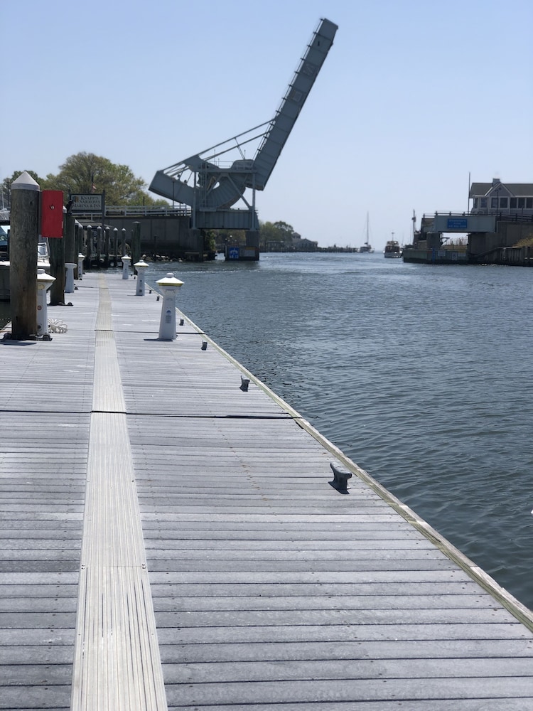 Knapps Narrows Marina & Inn