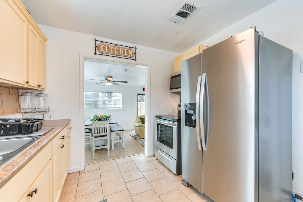 1 Mi to Dtwn Waco! Lovely Home w/ Fire Pit Table