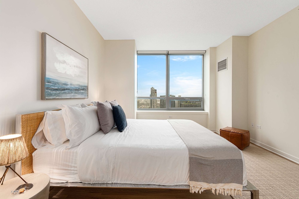 Brand-new 3BR City Views Prime West Loop Spot
