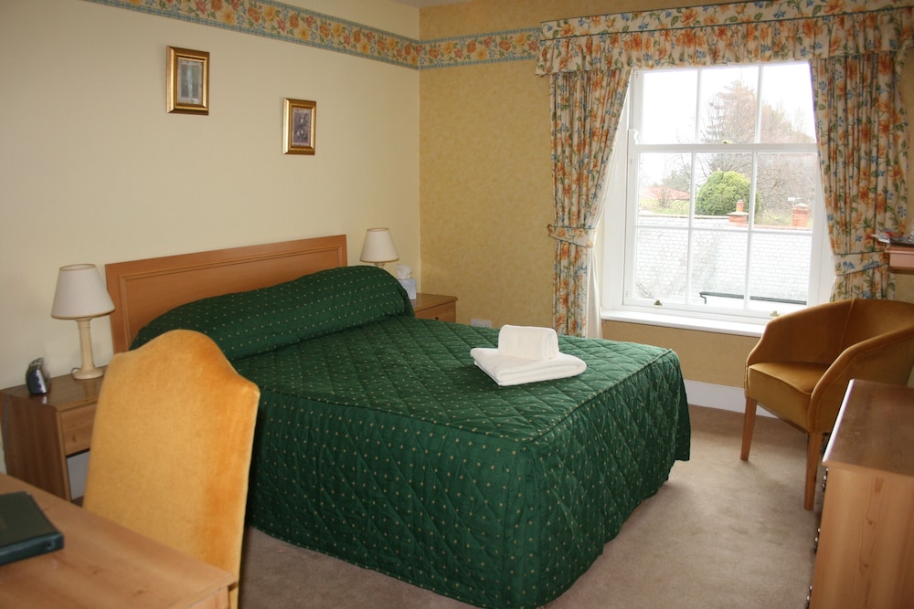 House - Sleeps 6 & Paid off Site Parking Available view 4
