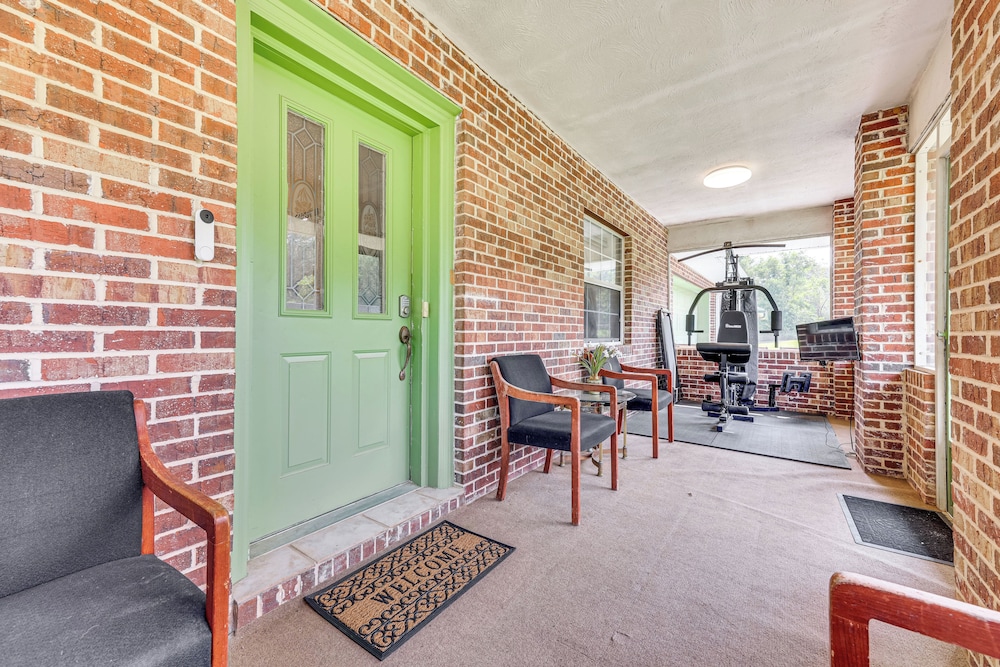 BBQ Ready: Hawthorne Home w/ Screened-in Patio
