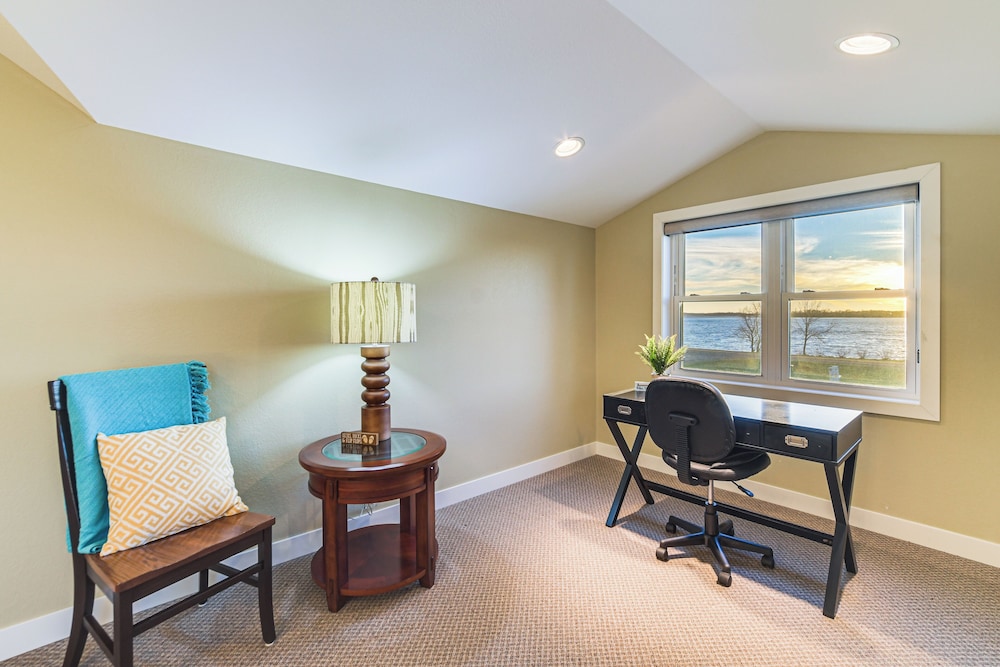 Lakefront Gem: Grills & Fire Pit in Dent