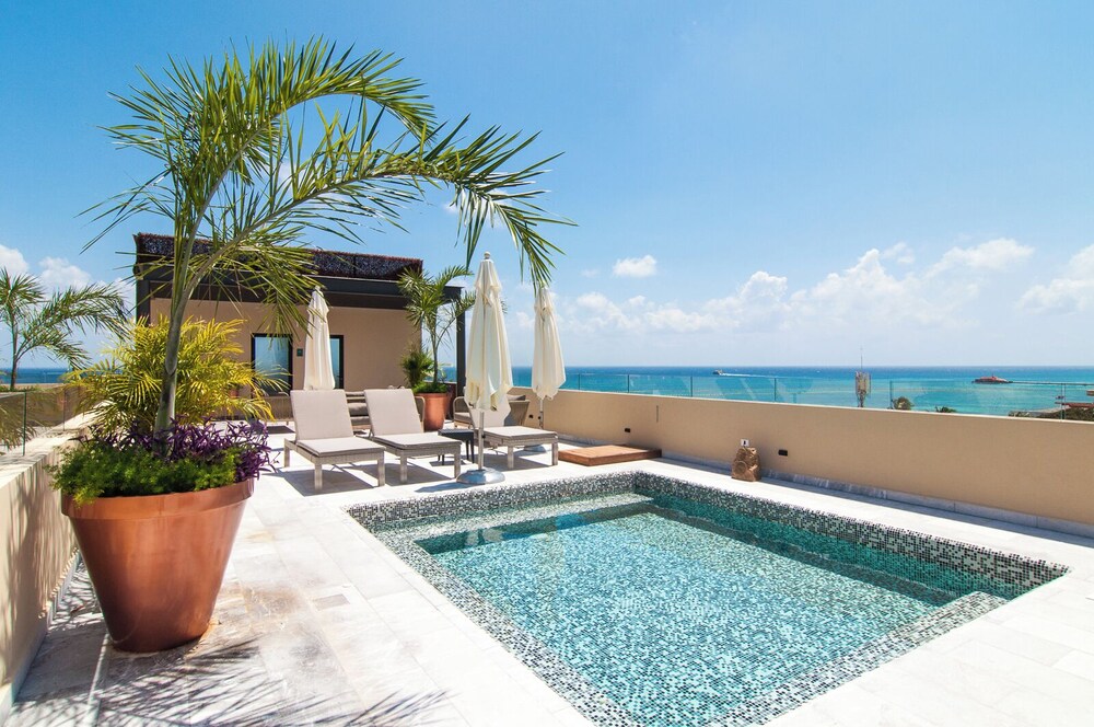 Condos with Oceanview Rooftop Pool