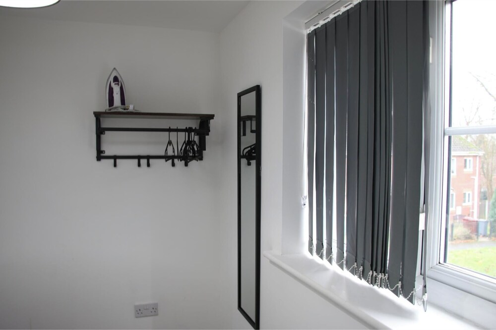 3 Bedroom House Close to City Centre/ Free Parking
