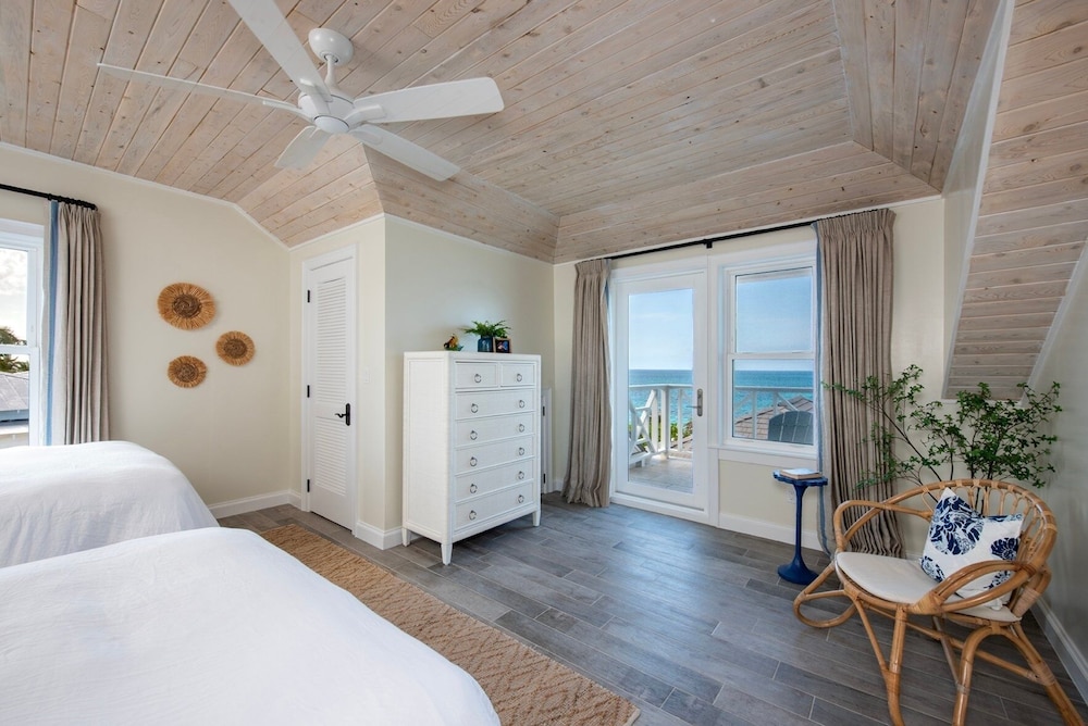 Cricket Beach House-luxurious Beachfront House 5 Bedroom Home