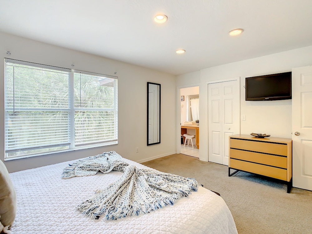 Luxury Townhome Near Disney w Resort Amenities