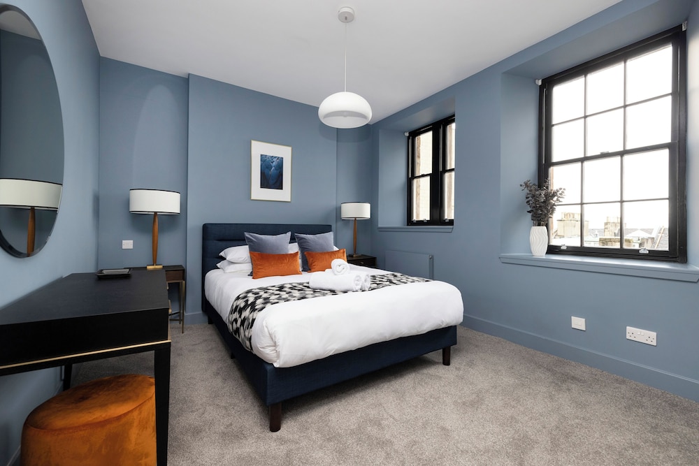 Stylish 2-bed flat in New Town