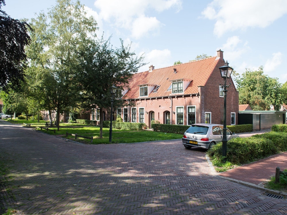 Inviting Chalet in Monnickendam With Garden view 5