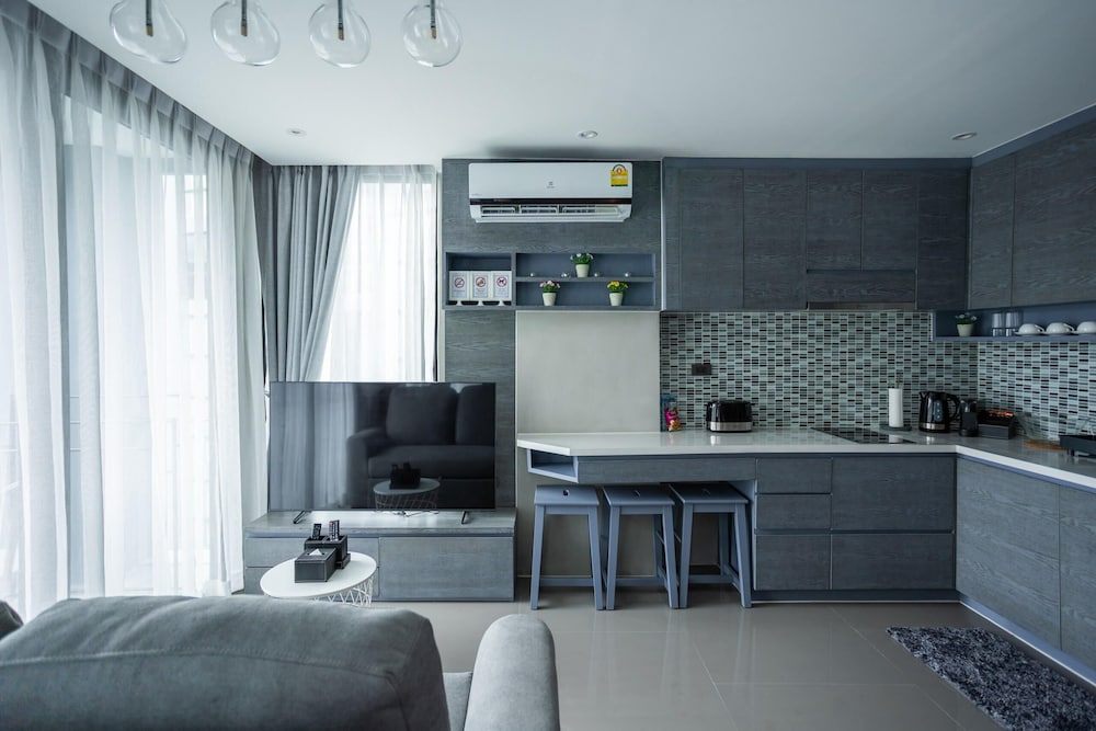 Condo Near Beach Rooftop Pool C252