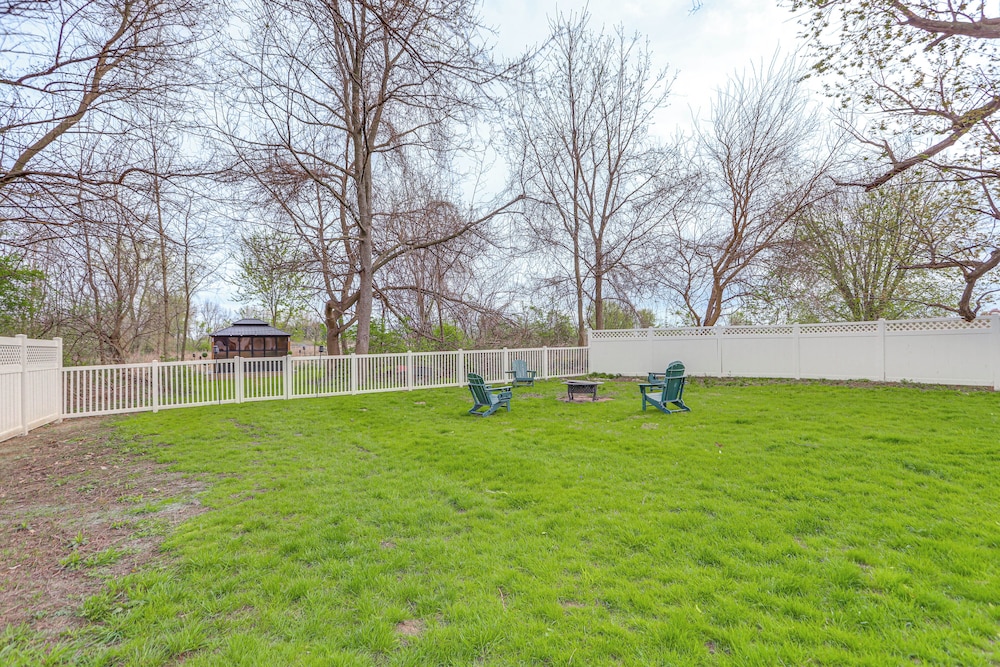 7 Mi to Cedar Point: Retreat w/ Hot Tub & Gazebo
