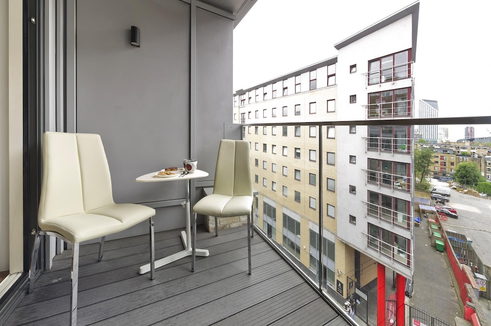 Large one Bedroom Flat With Balcony Near Waterloo by Underthedoormat
