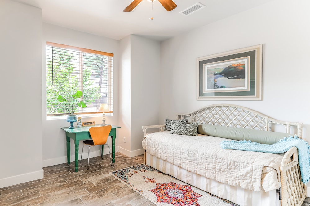Walk to Flagstaff Urban Trails System: Cozy Home