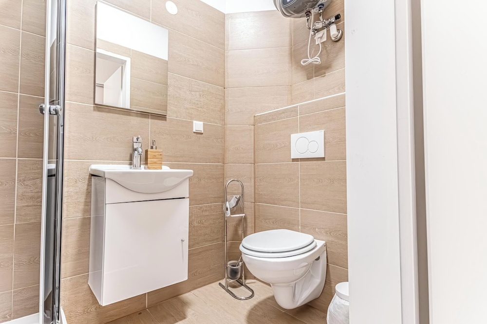 Stunning 12BR Floor For 24 People