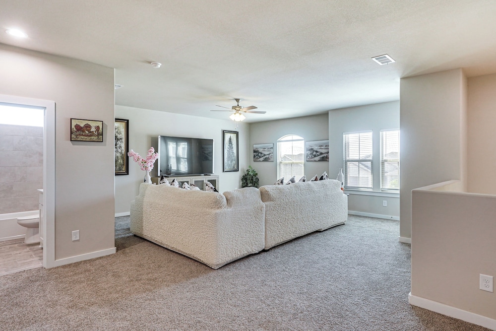 Spacious Family Home w/ Office in Midland-odessa!