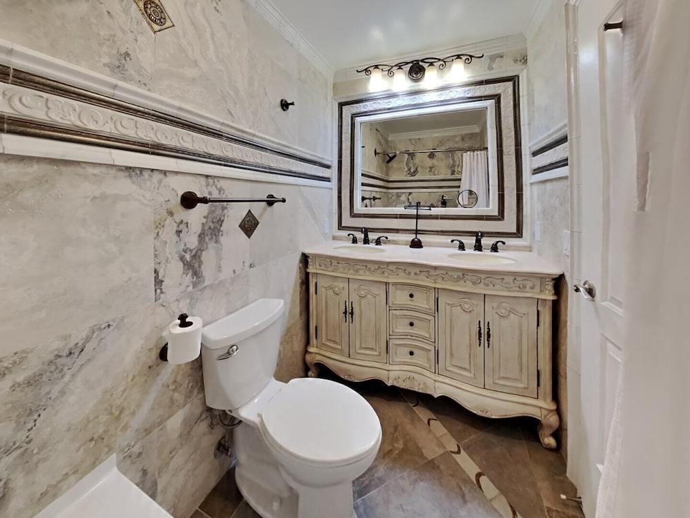 Deluxe Condo with Fireplace (Unit 623 at 1849)