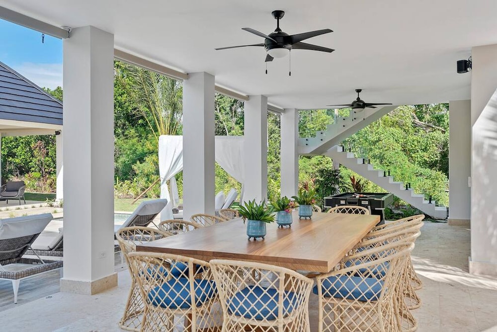 Contemporary 5 BR Luxury Golf Villa w Large Pool