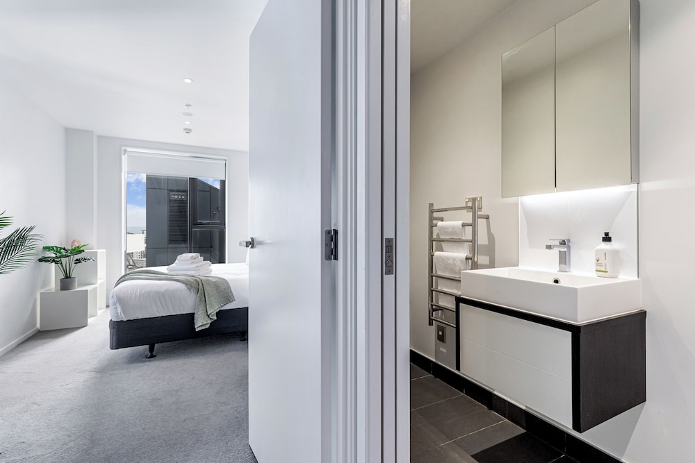 Pool, Gym & Modern 2BR Sky Tower View Zodiak Stays