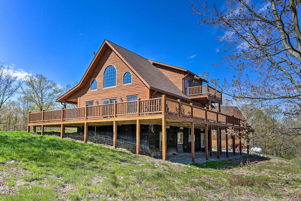 Poconos Family Fun: Waterfront Cabin w/ Deck!