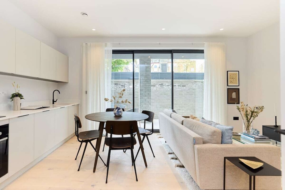 The Brondesbury Quarters - Modern 2bdr Flat With Balcony + Parking