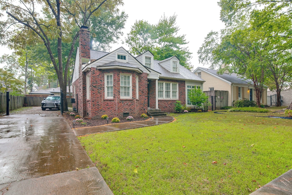 2 Mi to Memphis Zoo: Charming Home w/ Private Yard