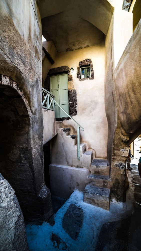 The Commander s Cave