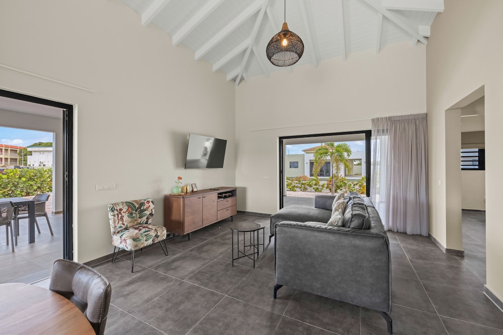 Villa Amber with pool at mambo beach