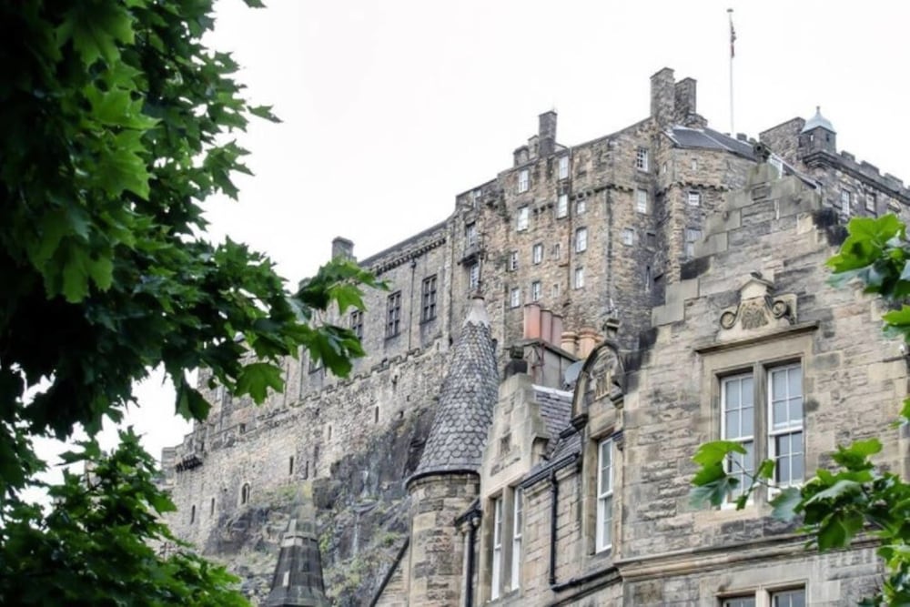 JOIVY Stylish Castle View Apartment
