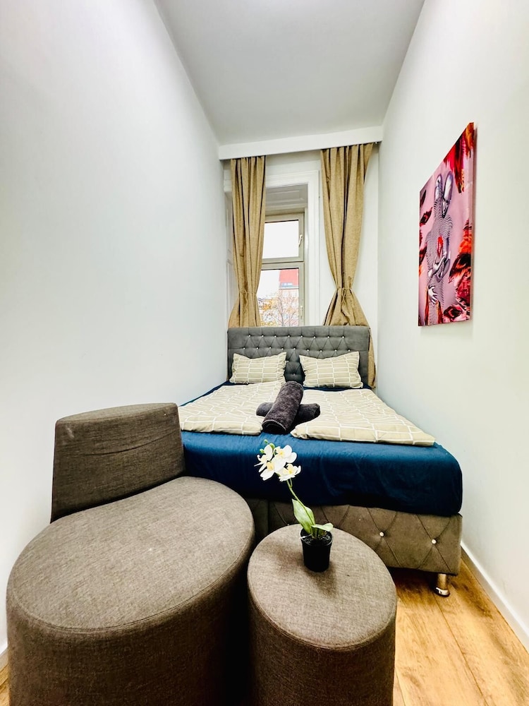 Family 9BR Apartment Near Augarten