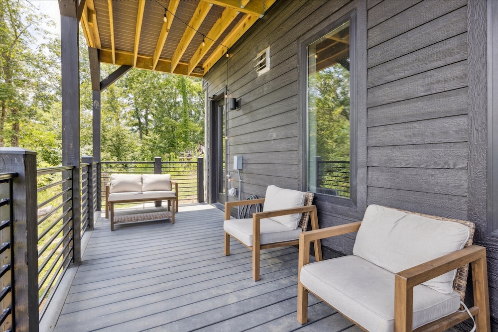 Luxury Cabin w Indoor Pool Hot Tub Game Room