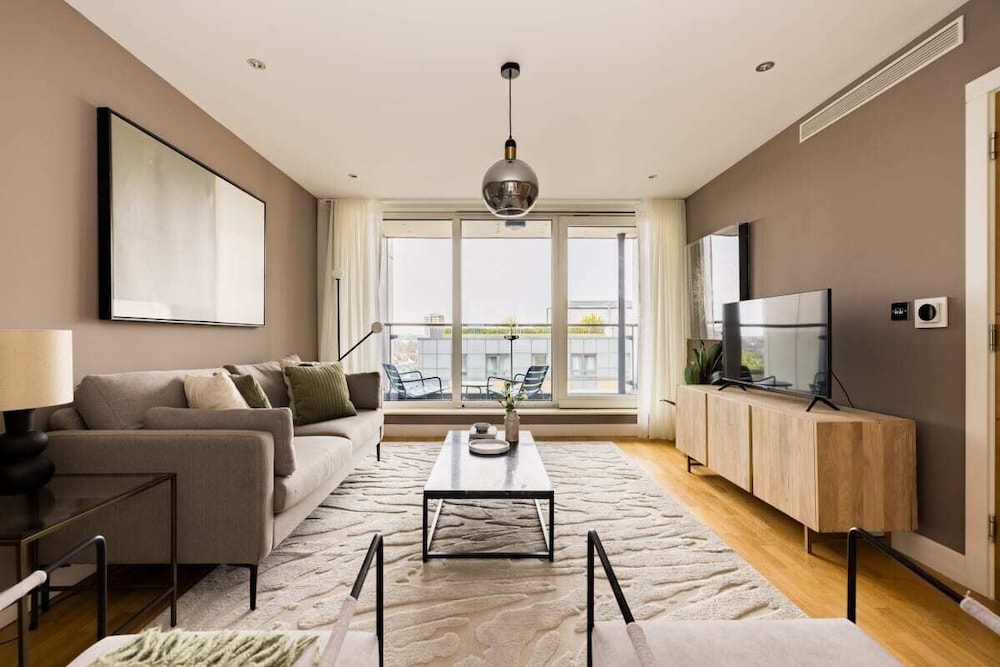 The Riverside Residence - 3bdr Flat With Balcony