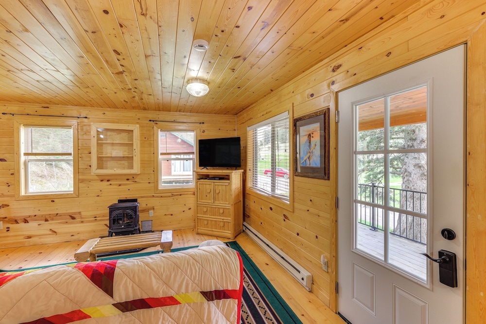 Pets Welcome: Cozy Cabin w/ Deck in Deadwood! view 3