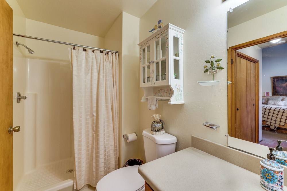 Quiet Truckee Retreat w/ Deck, 5 Mi to Donner Lake