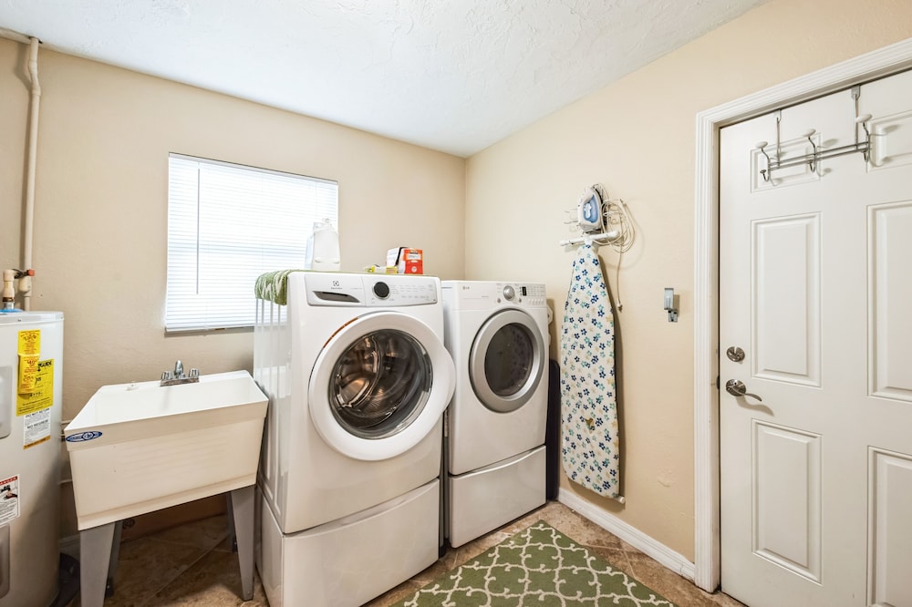 Comfy Home W/ Heated Pool Near Siesta Key Beach 2 Bedroom Home