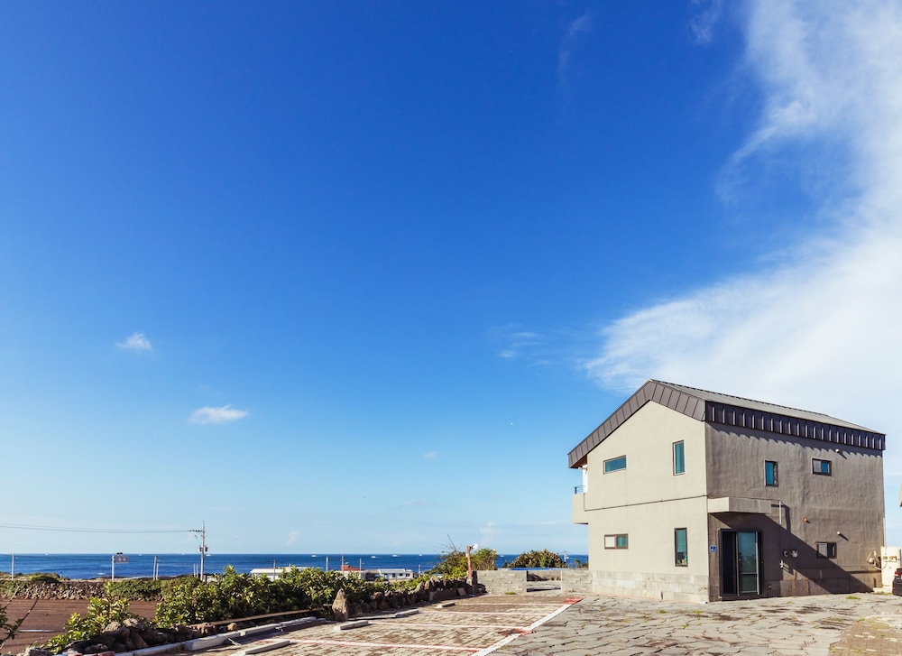 Jeju Cloudy Field House