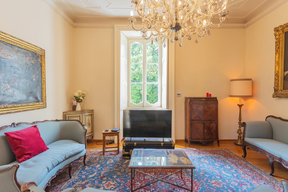 Luxury Apartments in Villa Cardinal Ciceri by Rent all Como