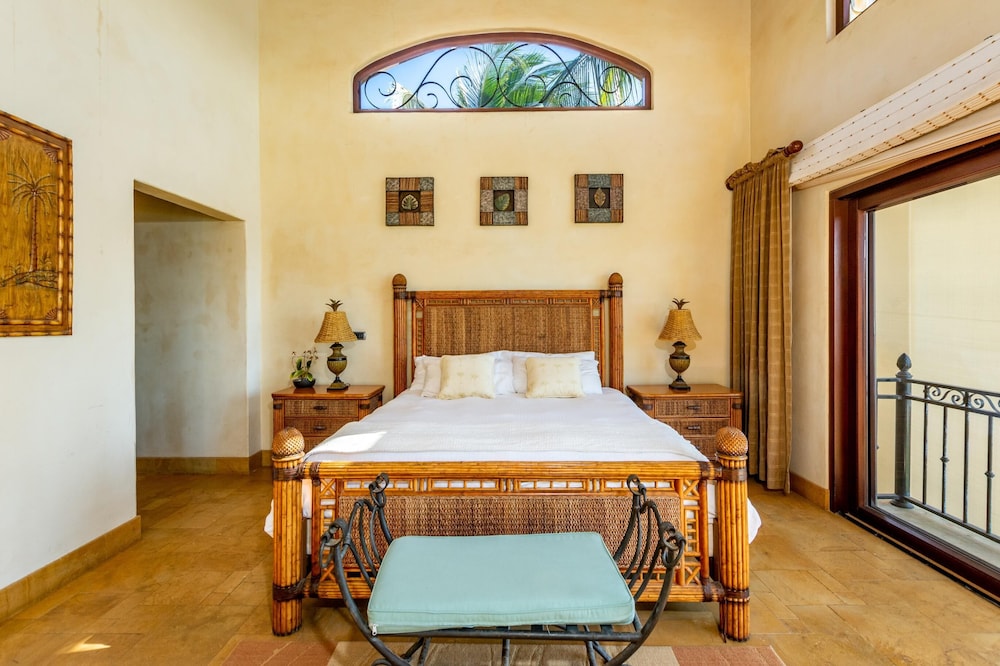 Spectacular Mediterranean-Style Mansion with Beachfront Views in Playa Flamingo view 4