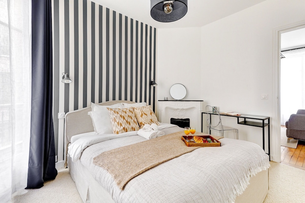 Chic 1BR by Eiffel Tower & Champ de Mars