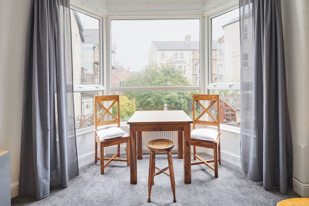 Host Stay Flat 4 Groveside view 3
