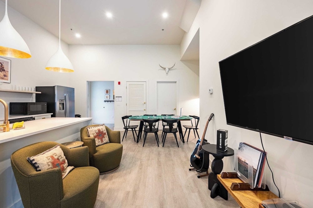 Sleeps 24 Rooftop, Game Room & Outdoor Spaces Just 10 Min to Broadway Outrider by Avantstay