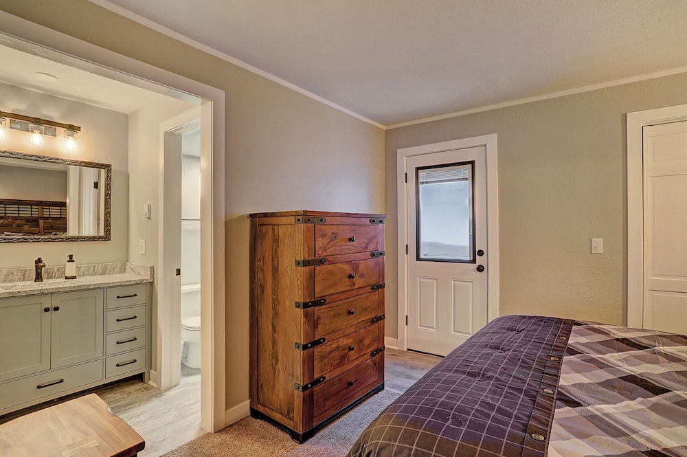 Knotty Pine Lodge 4 Bedroom Townhouse by RedAwning view 5