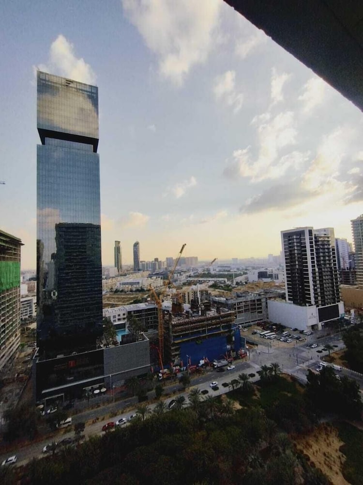Stunning 1B With Balcony & City View - dubai