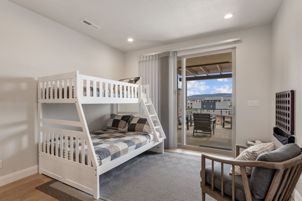 Canyon Country Oasis 6 Bedroom Townhouse