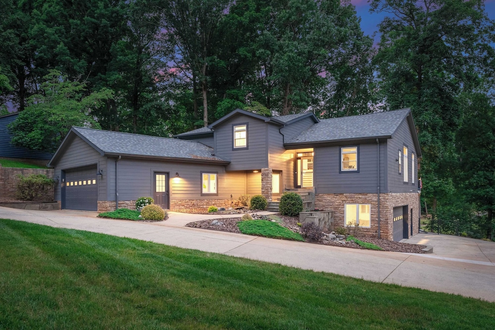 Cove's End by Avantstay Dock, Game Room, Fire Pit & Forest Views