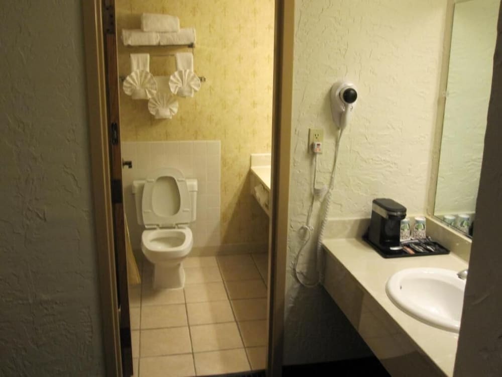 Bloomington Vacations - The Chateau Hotel and Conference Center - Property Image 52