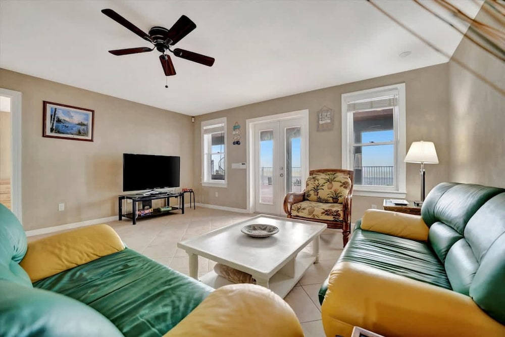 Stones Throw Beachfront Family Suite 3 Views