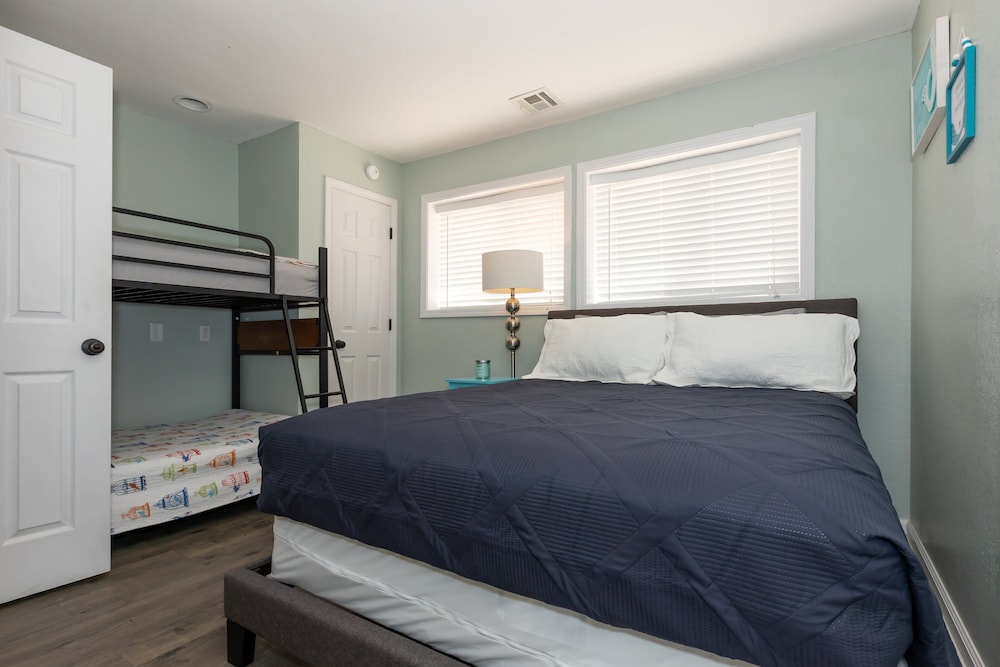 Pet-friendly Condo at Mm-19 w/ Boat Slip & Lake Views