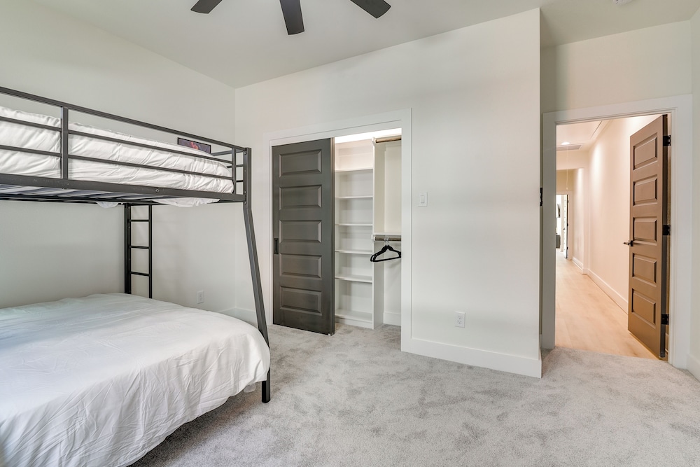 East Downtown Walkability! Modern Houston Townhome