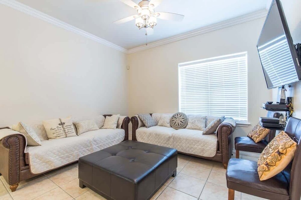 Open & Modern Pool #b Walk To Beach 2 Bedroom Condo