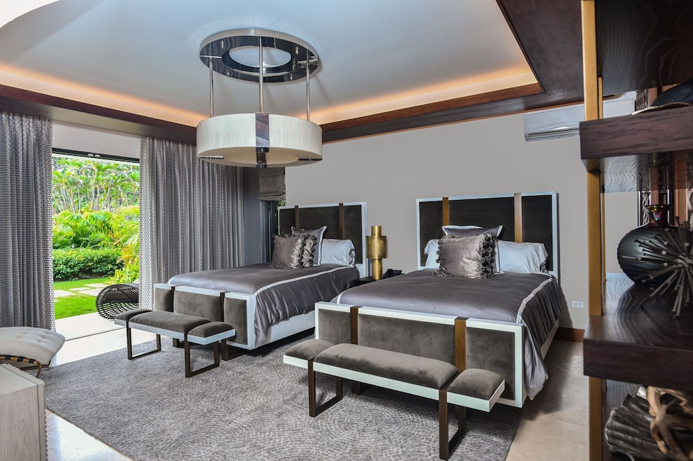 Oceans 8 Villa 6BR